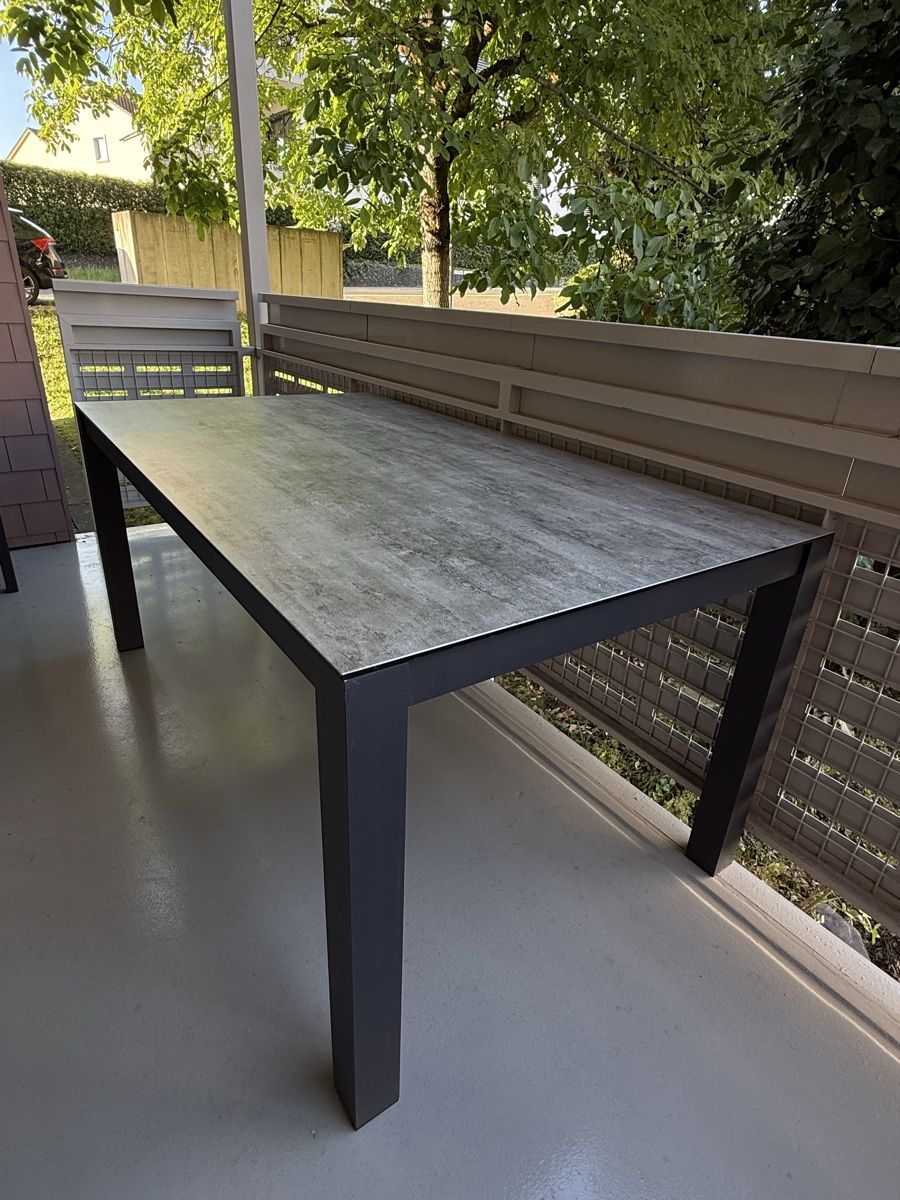 Tische: Tisch Tripoli, Glas / Metall – Neu (gemäss Beschreibung) aus Rapperswil SG von gian.maechler