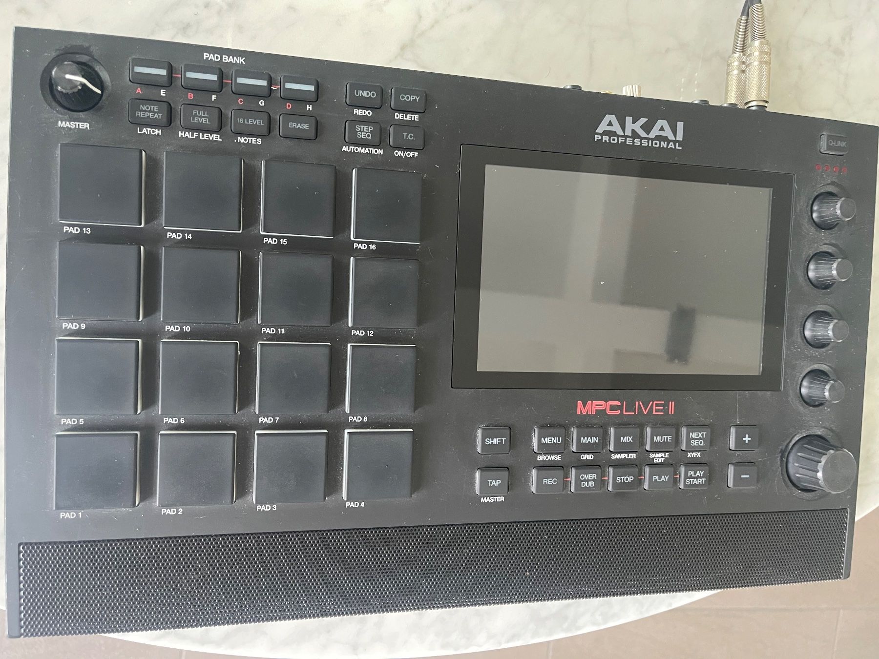 Strumenti musicali: Akai MPC Live II Standalone Sampler Groovebox – Usato da Zürich venduto da mpaci 2