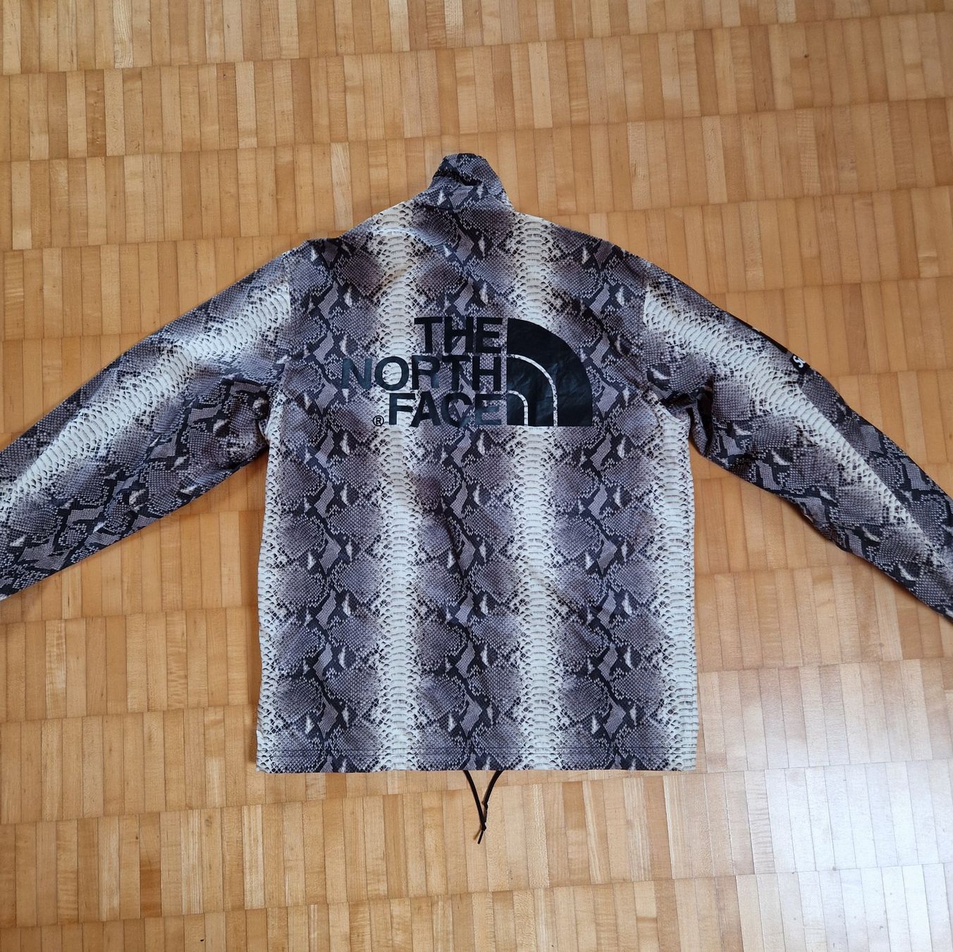 Giacche: SUPREME x TNF Snakeskin Jacke – Usato da Itingen venduto da Saaandro 2