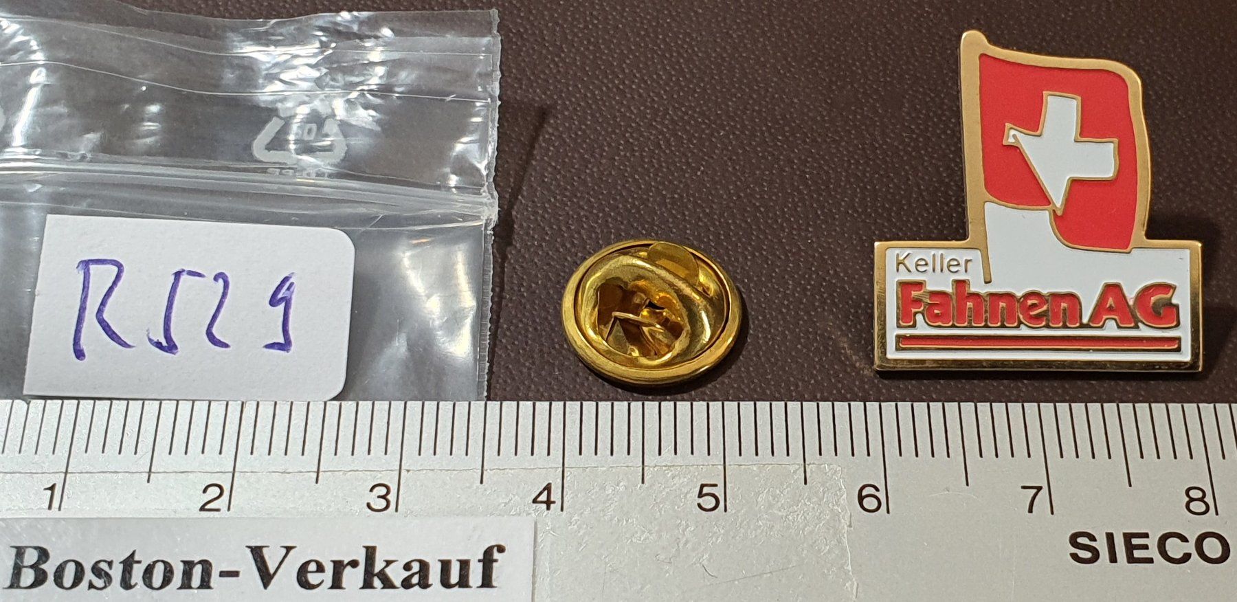 Placchette & Badge: R529 - Pin Keller Fahnen AG – Usato da Reinach BL venduto da Boston-Verkauf 1
