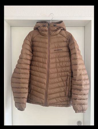 Daunenjacke Peak Performance braun mit Kapuze Zustand gut