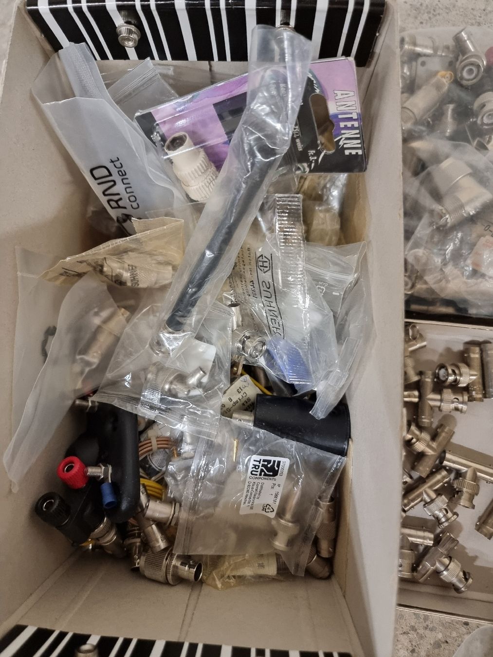 Componenti elettronici: Lot connecteur RF – Usato da Chêne-Bougeries venduto da SKPP 5