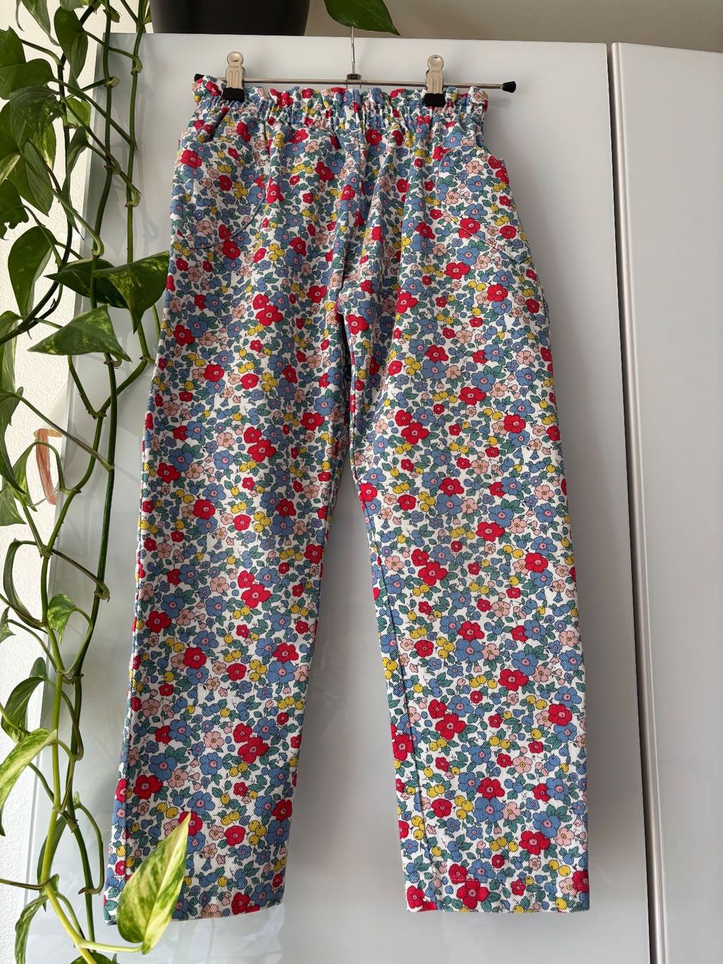 Mini Boden Pantaloni: MINI BODEN Jeans mit Blümchenmuster Gr. 128 – Usato da Zürich venduto da missmodernage