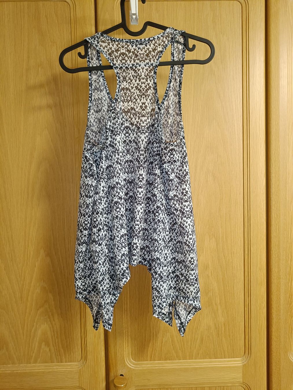 Top: Asymmetrisches Boho Top schwarz/weiss | Gr. M – Usato da Zürich venduto da Atelier.Second 1