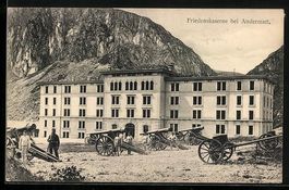 Andermatt, Friedenskaserne mit Kanonen