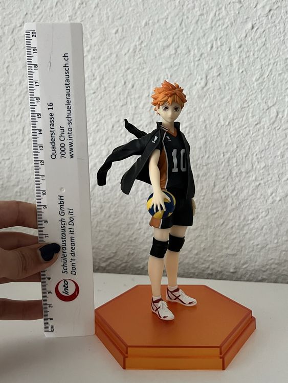 Xinchangda Haikyuu Figura di Hinata Shoyo accovacciata su un ceppo d'albero, 23 cm, statua dell'anime modello da scrivania, collezione regalo per i fan