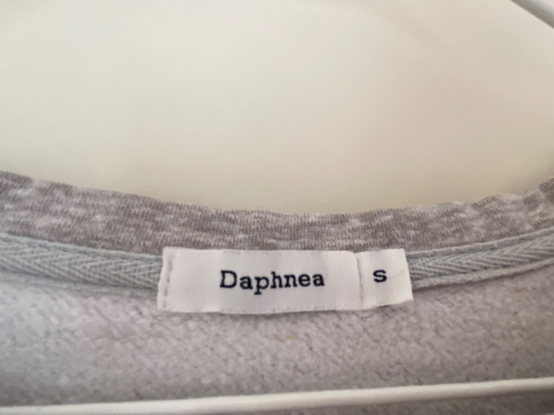 Maglioni & Felpe: Grauer Pullover mit Schriftzug "Lipstick", Grösse S – Usato da Kilchberg ZH venduto da lin_9p9m 3