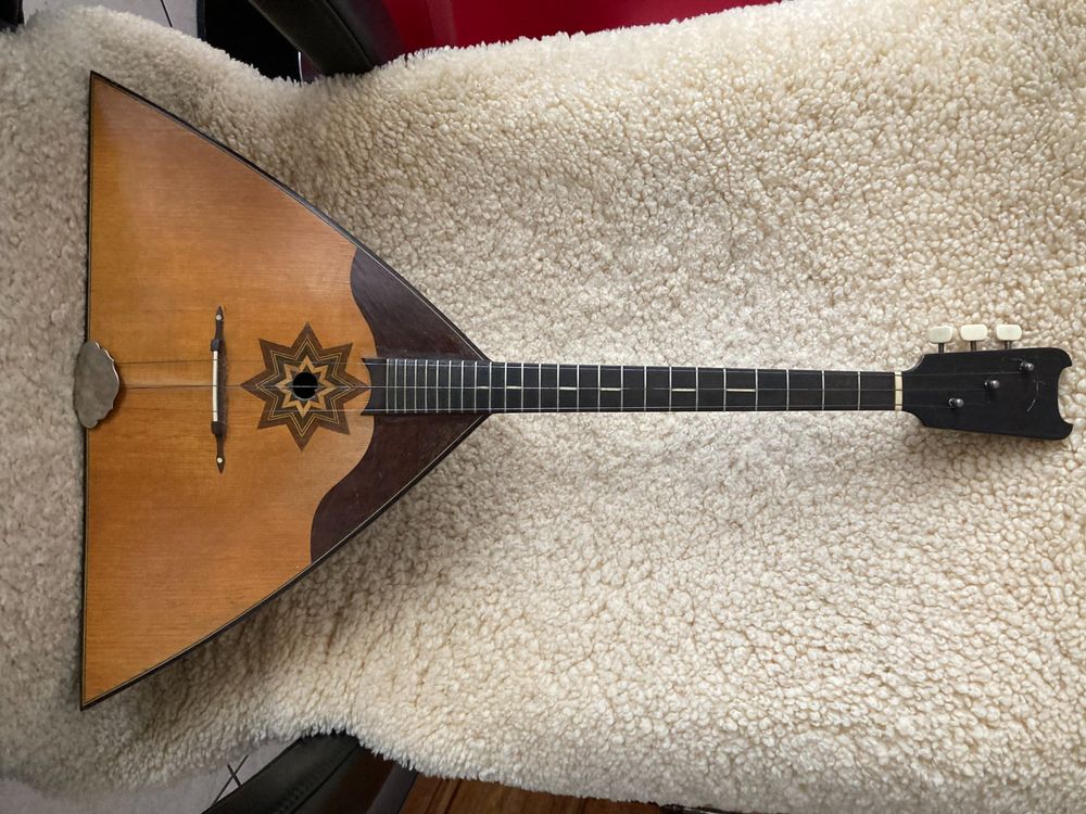 Sehr hübsche Balalaika Kaufen auf Ricardo