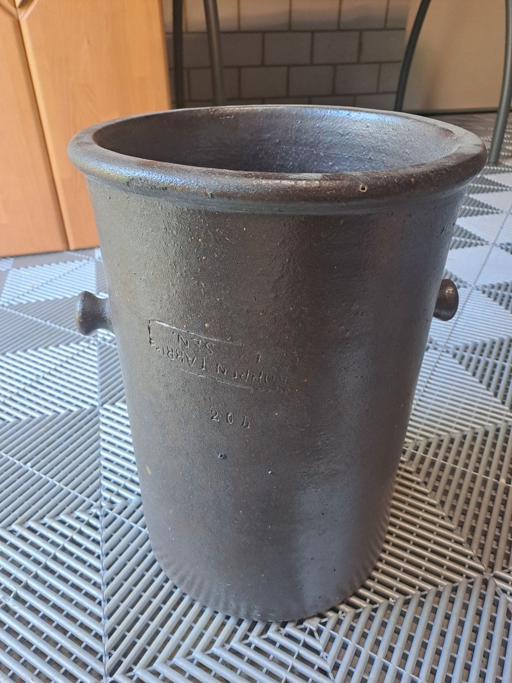 Pentole: Antiker Topf, Steinguttopf, Pflanztopf, Schirmständer, 20L – Usato da Wängi venduto da Raettli10