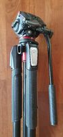 Neuwertiges Alu-Stativ, von Manfrotto, mit Kopf