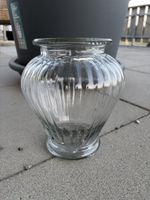 Grosse Blumenvase aus Glas gerippt guter Zustand