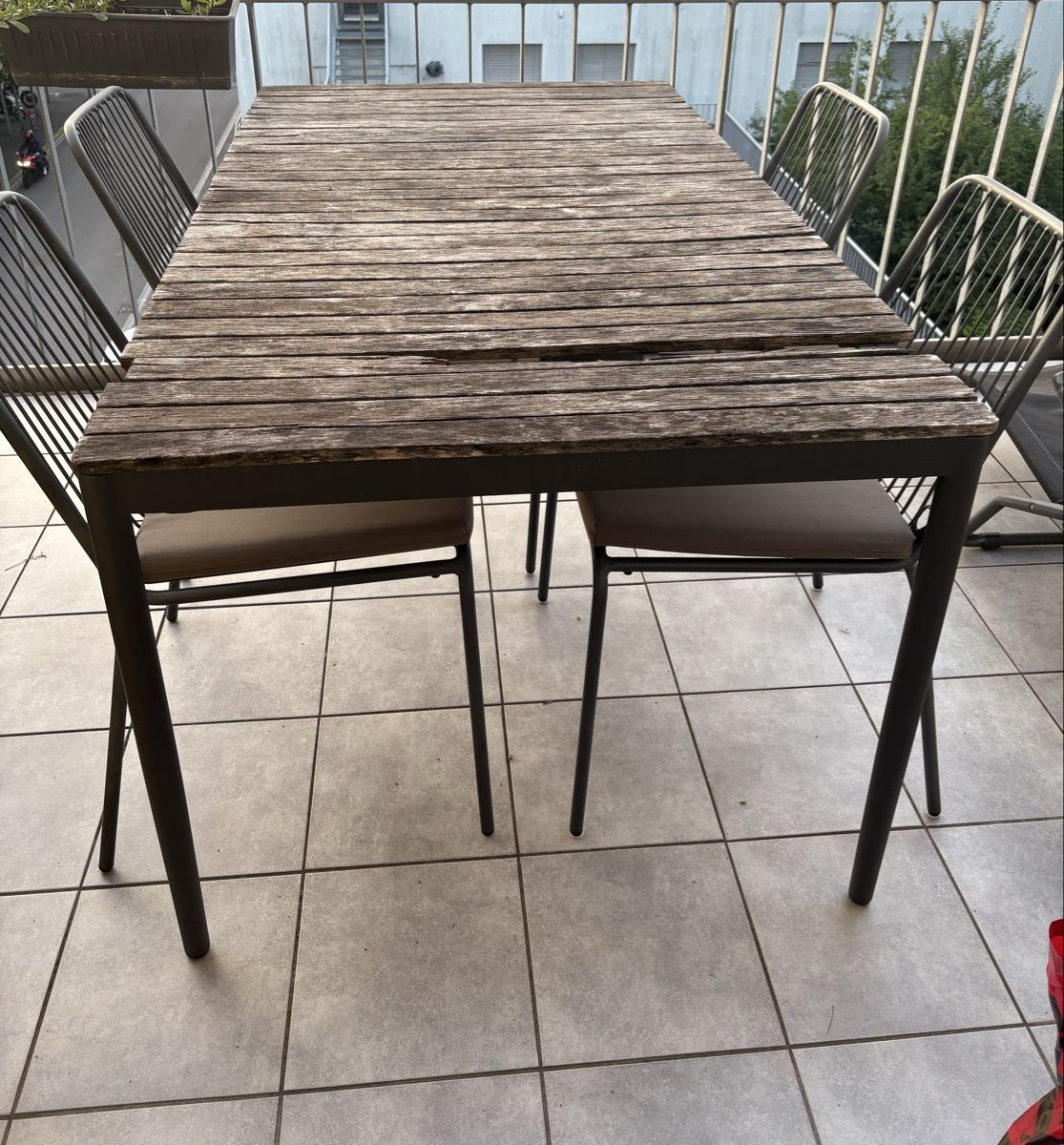 Set di tavolo e panche: Balkontisch und Stühle  – Usato da Winterthur venduto da son_9rtn