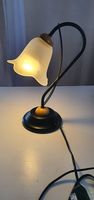 schöne Vintage Nachttischlampe in Blütenform