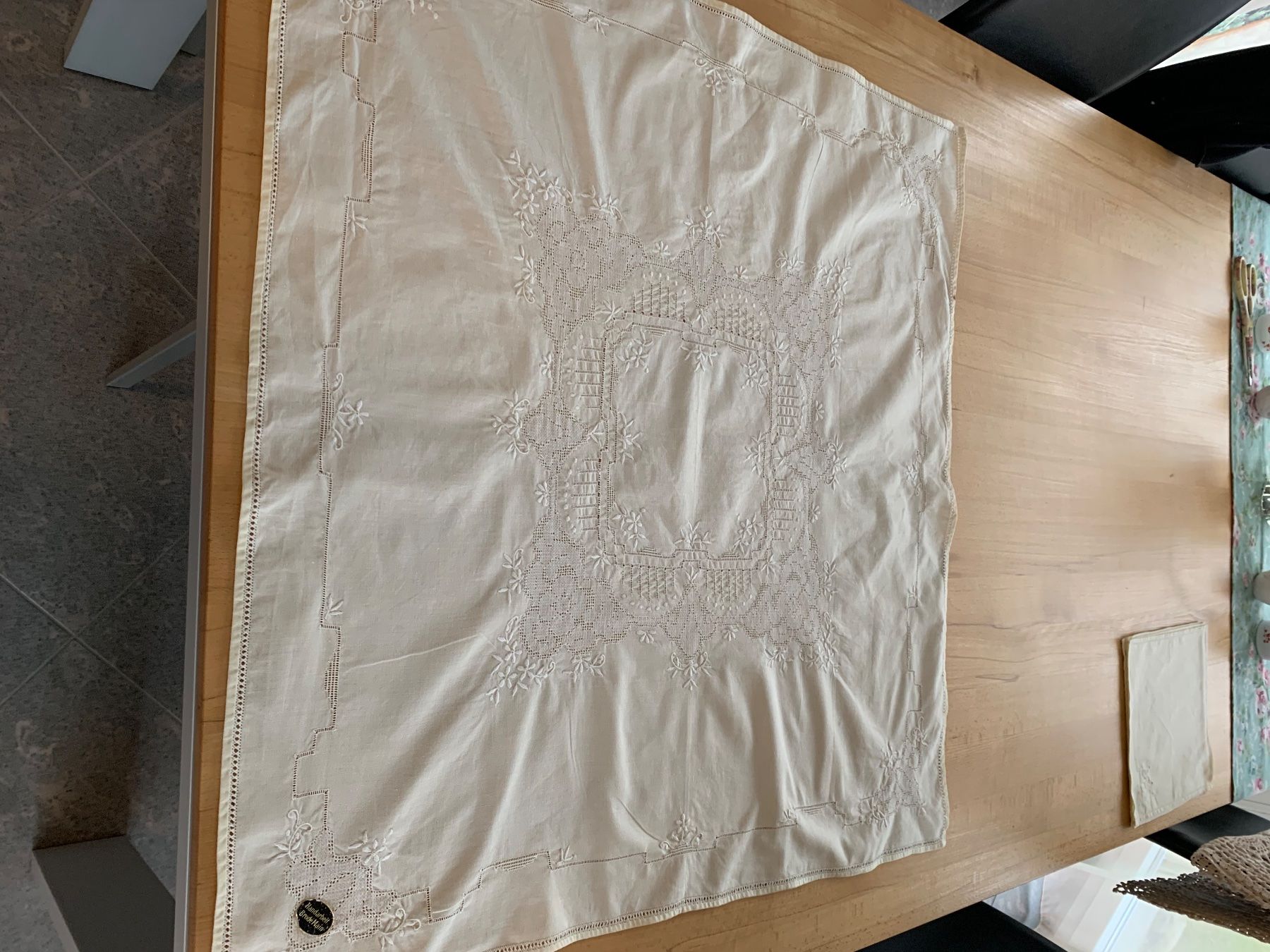 Altra biancheria da tavola: Handbestickte Tischdecke und 4 passende Servietten – Usato da Buelach venduto da Joeggu0 1