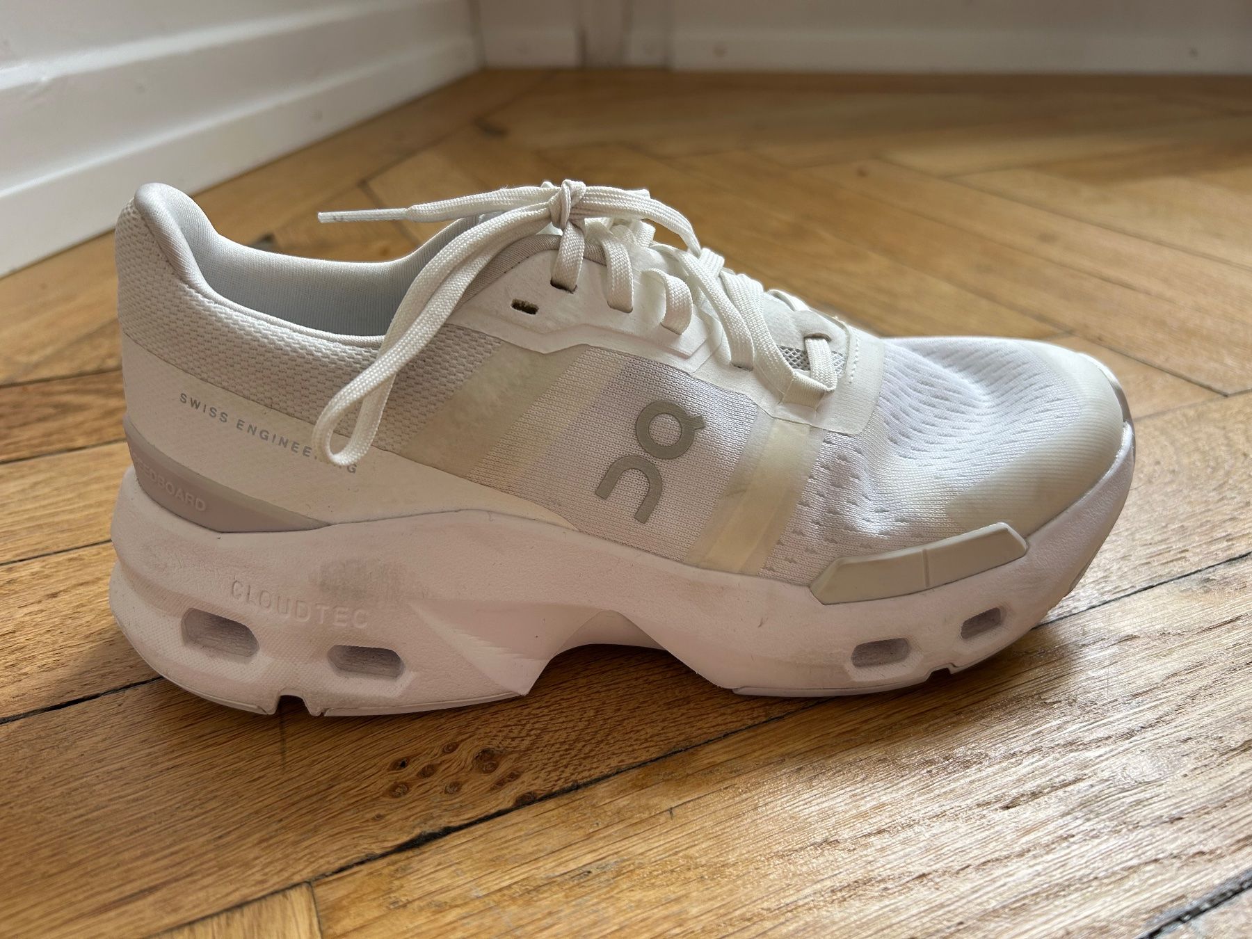 On Chaussures femmes: On white sneakers – D'occasion à Zürich par EllaPota 1