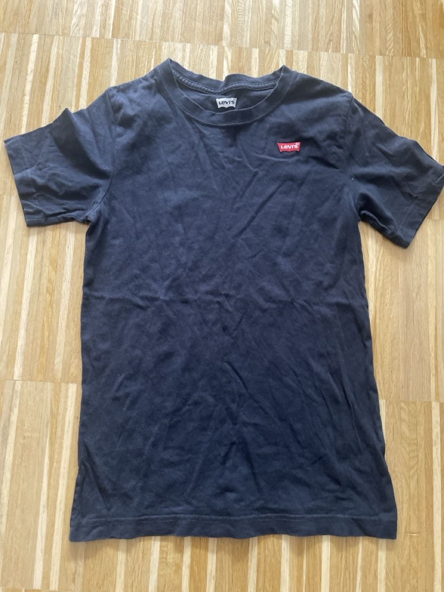 Levi's Chemises, T-shirts & Polos: Levi's T-Shirt dark blue  – D'occasion à Zürich par ros_jy6w