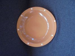 braune Tonschüsse / Schalle mit weissen Tupfen