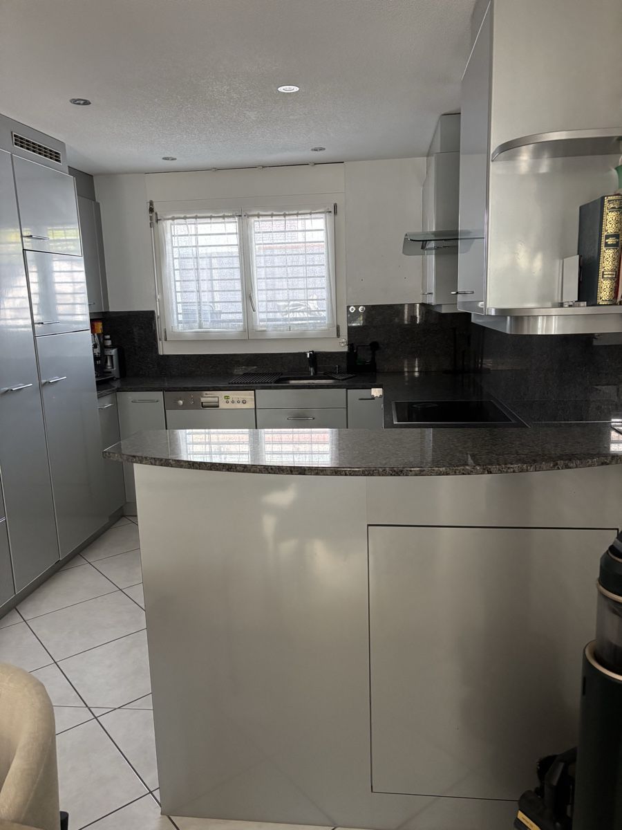 Cuisines complètes: Küche grau Hochglanz  mit Granitarbeitsplatte – D'occasion à Bassersdorf par Ohobby 1