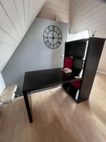 Bureau en bois noir avec étagère intégrée