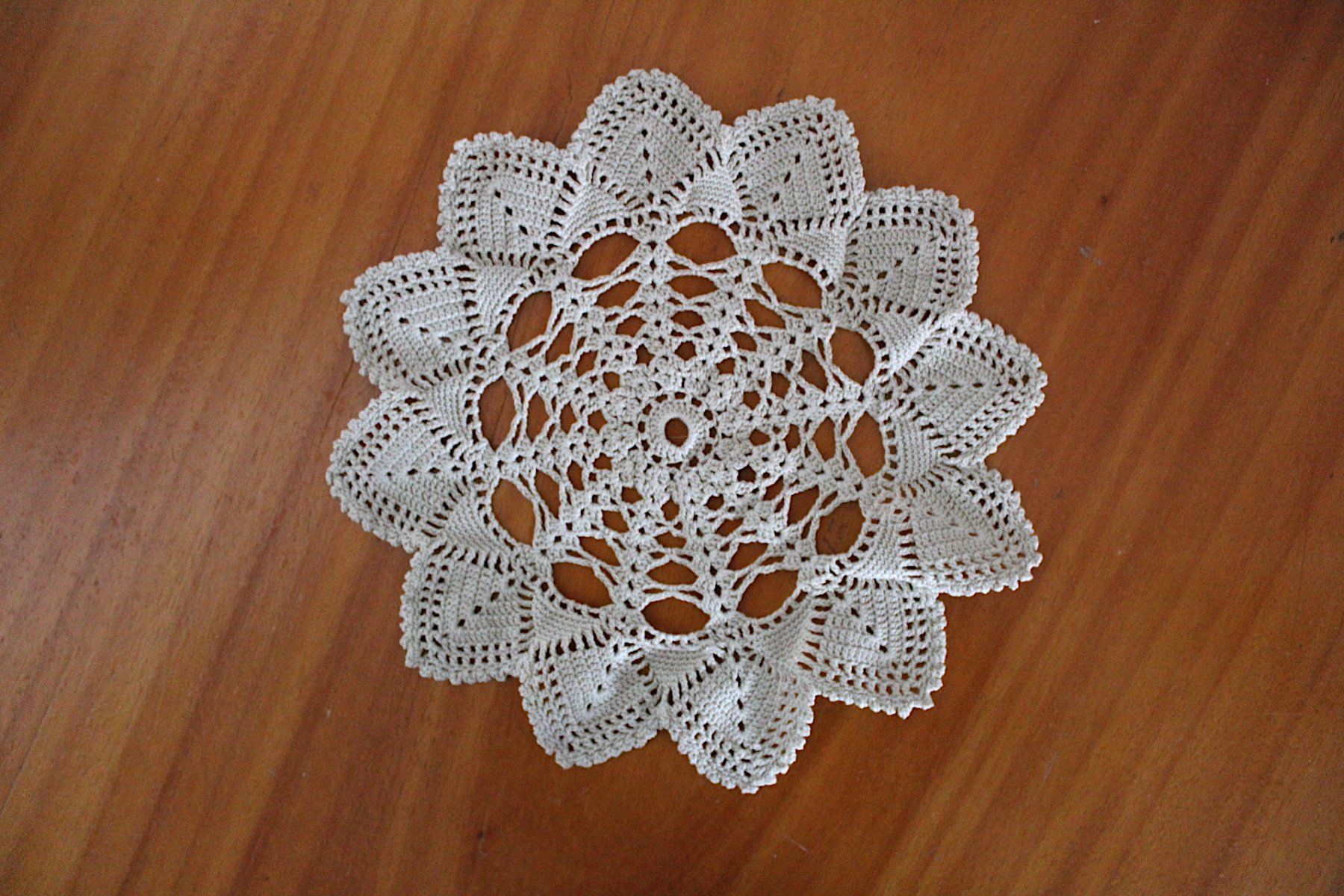 Altra biancheria da tavola: Neuwertiges  Beiges Häckeldeckchen , ca. 23.5 cm – Usato da Locarno venduto da fripui 1