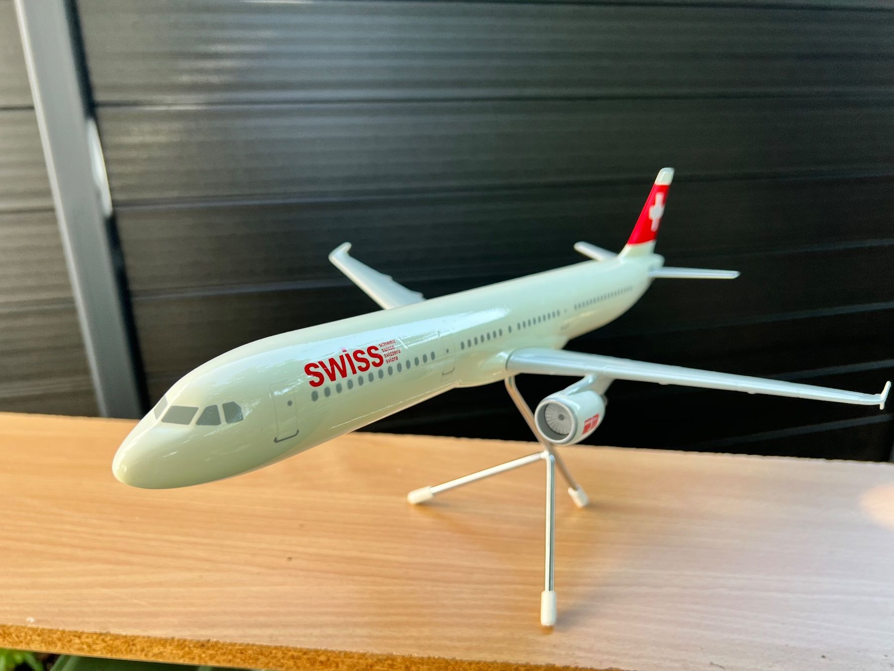 Swiss Modellbausätze & Standmodelle: Airbus Swiss A321  1:100 – Gebraucht aus Neuhausen a/Rhf von phantong 1