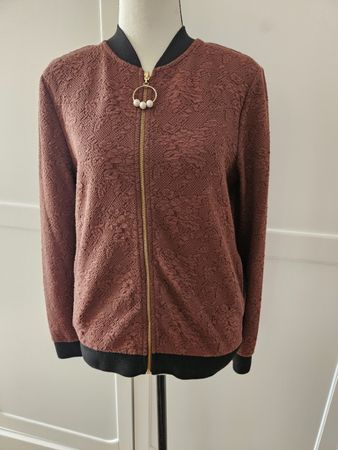Strickjacke in Rostrot mit goldenem Reissverschluss von Mudo
