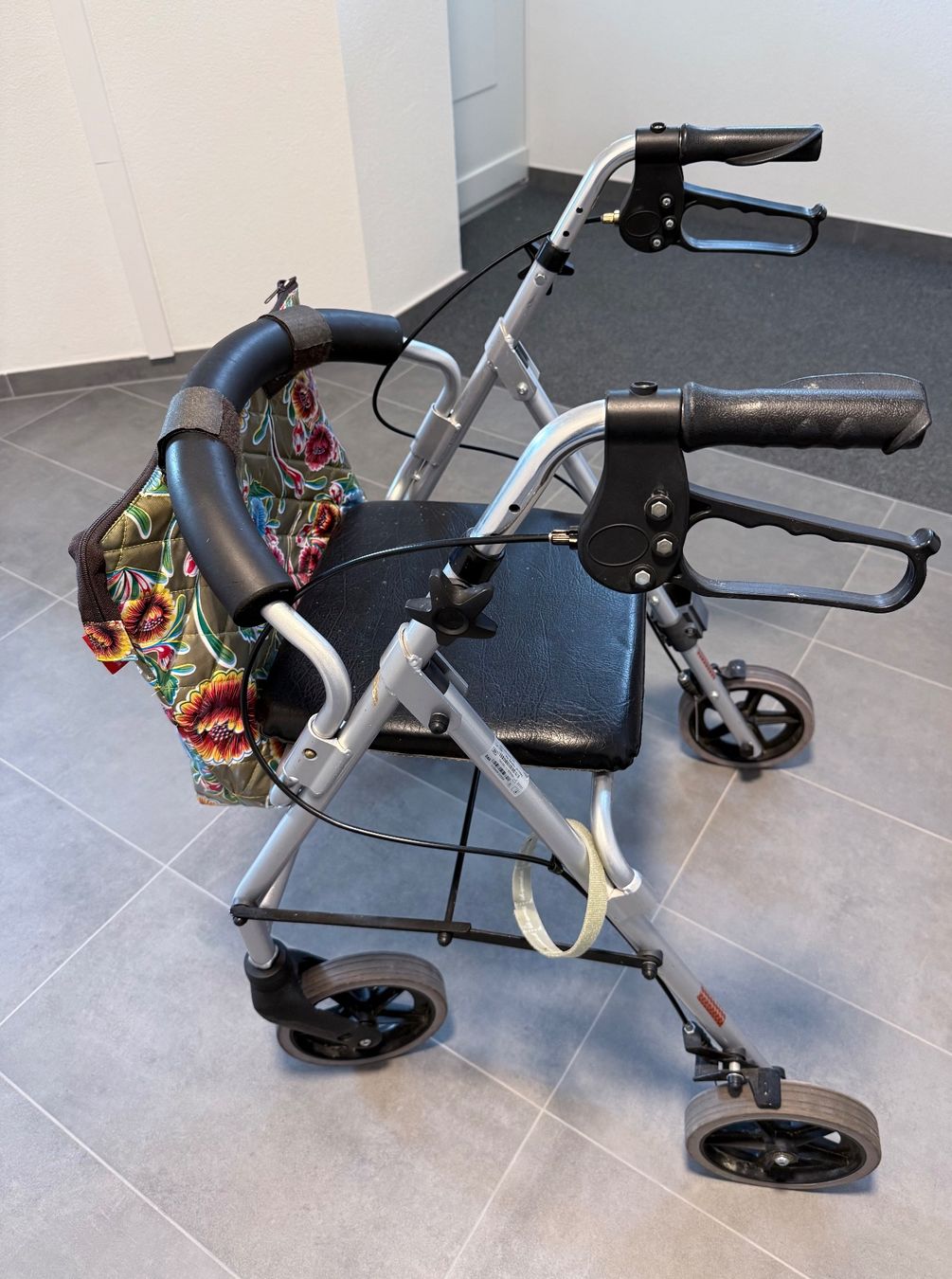 Ausili per la deambulazione: Rollator avec siège et sac – pratique et compact – Usato da St-Gingolph venduto da pag_829c