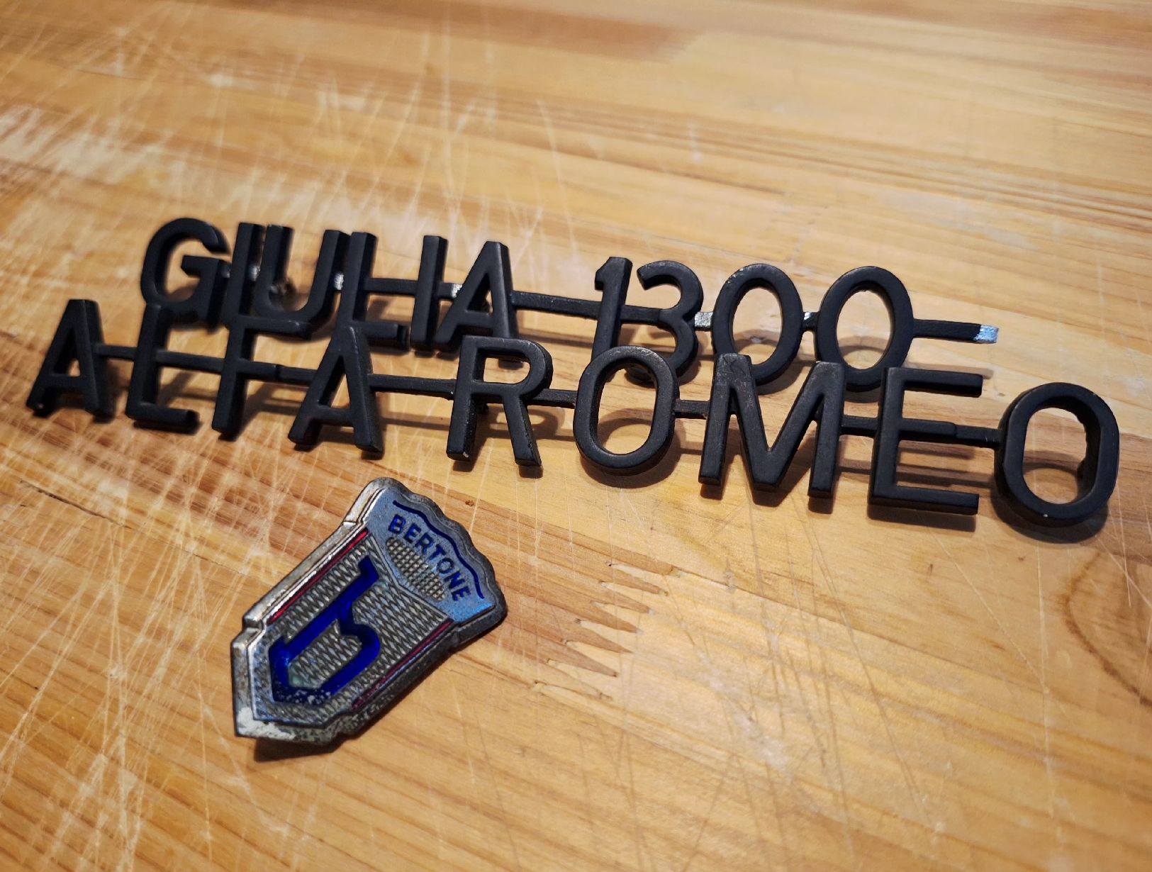 Alfa Romeo Alle Autoersatzteile: Alfa Romeo Giulia 1300 Bertone Embleme – Gebraucht aus Triesen von BLACKSHEEP75 1