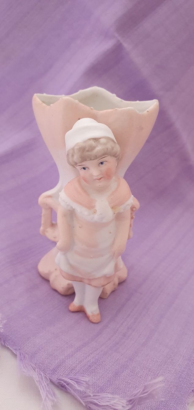 Vasen & Gefässe: Mädchen mit Vase – Gebraucht aus Läufelfingen von jac_vp95