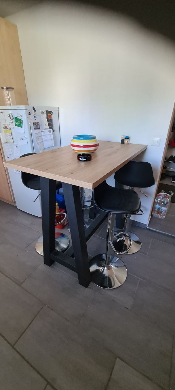 Equipement de magasin & Foires: Bartisch mit 4 Stühlen – D'occasion à Heiligkreuz (Mels) par Wini65