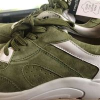 Neue Sneakers aus Leder