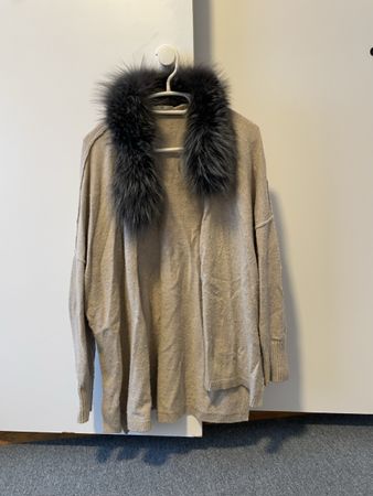 Edle Strickjacke mit Echtpelzbesatz, Grösse M, Beige