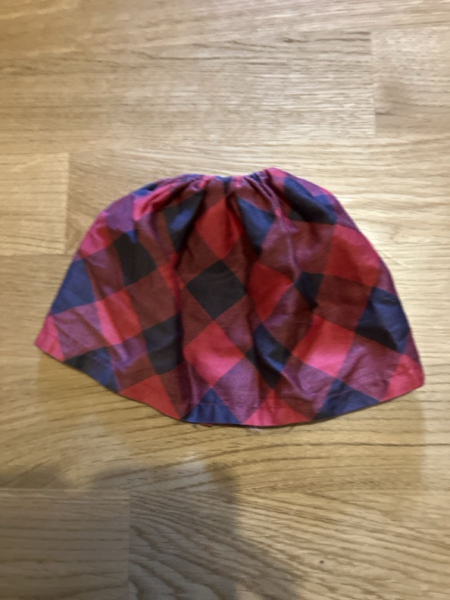 Puppen: Red and Black Dolls Plaid Skirt – Gebraucht aus Zürich von papperlapapp1