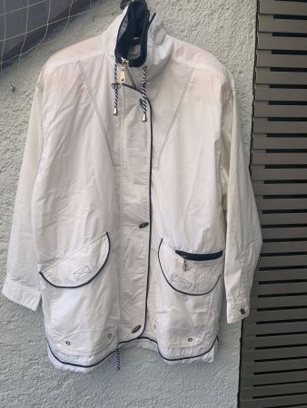 🤍 Veste légère blanche à détails bleu marine – Taille 36