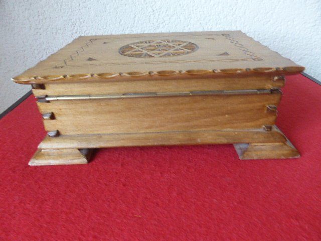 Cassapanche: Antike Kerbschnitz Holz Schatulle – Usato da Hitzkirch venduto da kleinerbaer01 4
