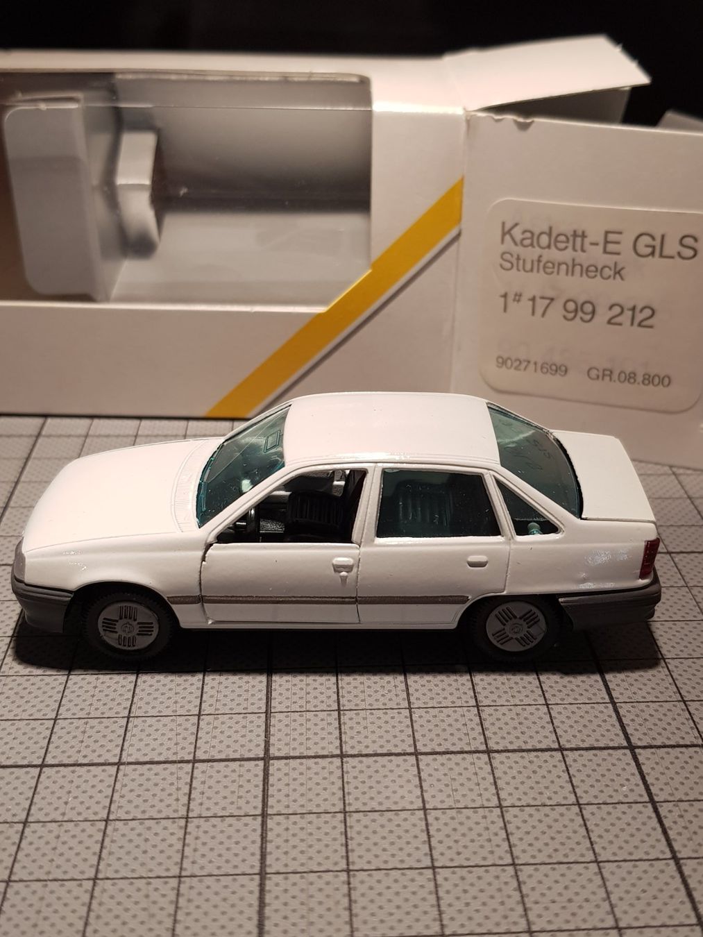 Opel Modellini d'auto: Opel  Kadett-E GLS Stufenheck – Nuovo e nell'imballaggio originale da Chézard-St-Martin venduto da AlPat-Collections 1
