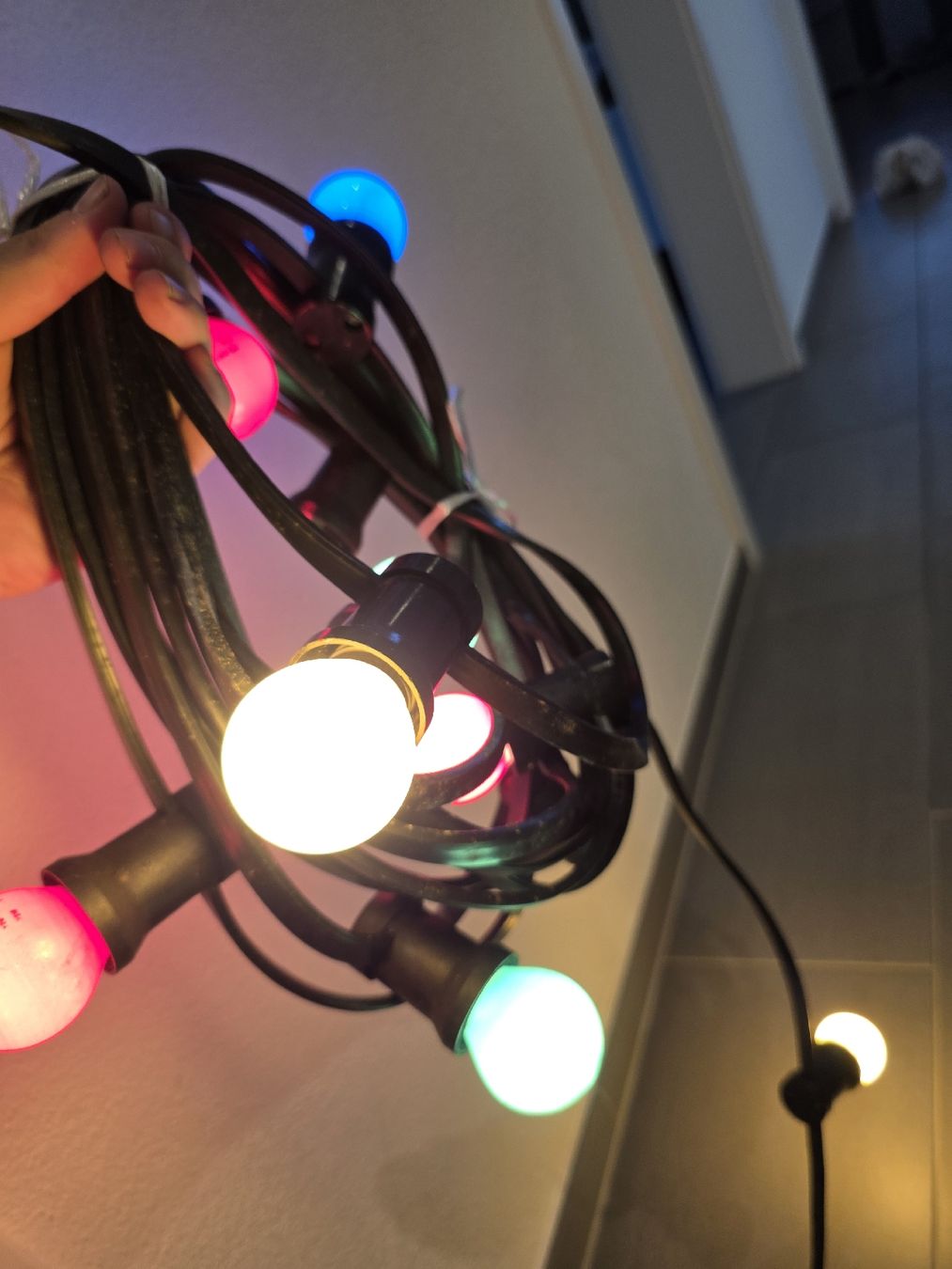Guirlandes lumineuses: Lichterkette mit bunten Kugeln – D'occasion à Wohlen AG par Burton01 2