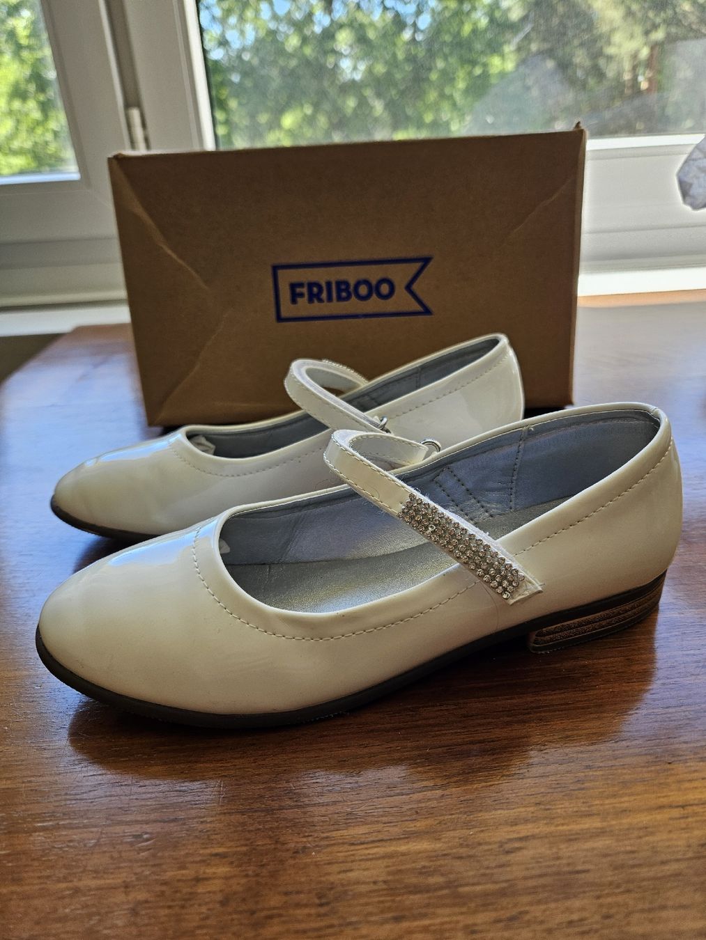 Friboo Scarpe per ragazze: Weisse Lackschuhe Gr. 33 (Friboo) – Nuovo (secondo la descrizione) da Regensdorf venduto da c_est_la_vivie 1