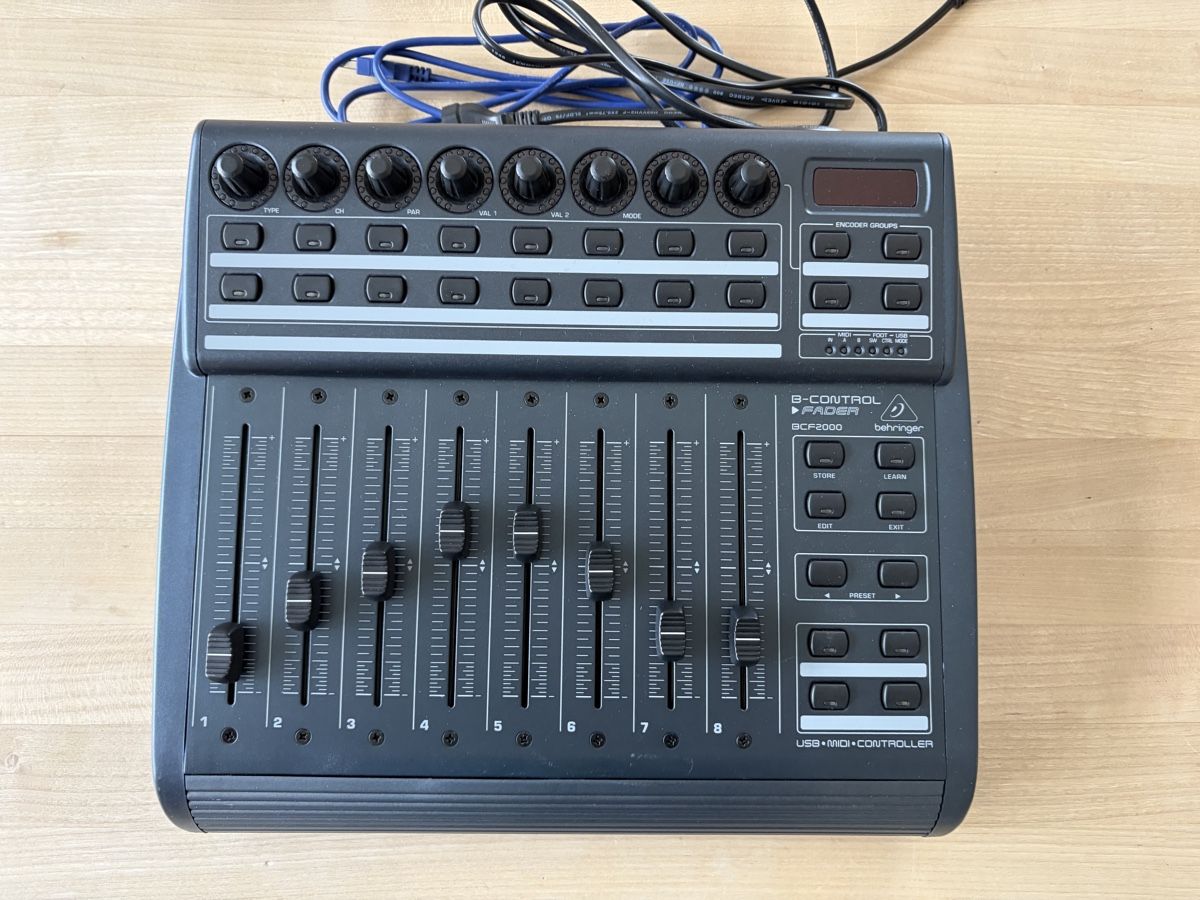 Behringer Console di mixaggio: Behringer B-Control Fader BCF2000 USB MIDI Controller – Usato da Hirzel venduto da TechnikGuru