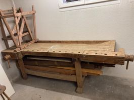 Alte massive Holz-Werkbank mit 2 Schraubstöcken