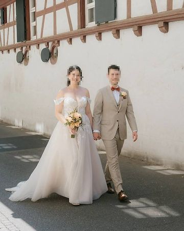 Wunderschönes Brautkleid mit Spitze (Grösse 44)