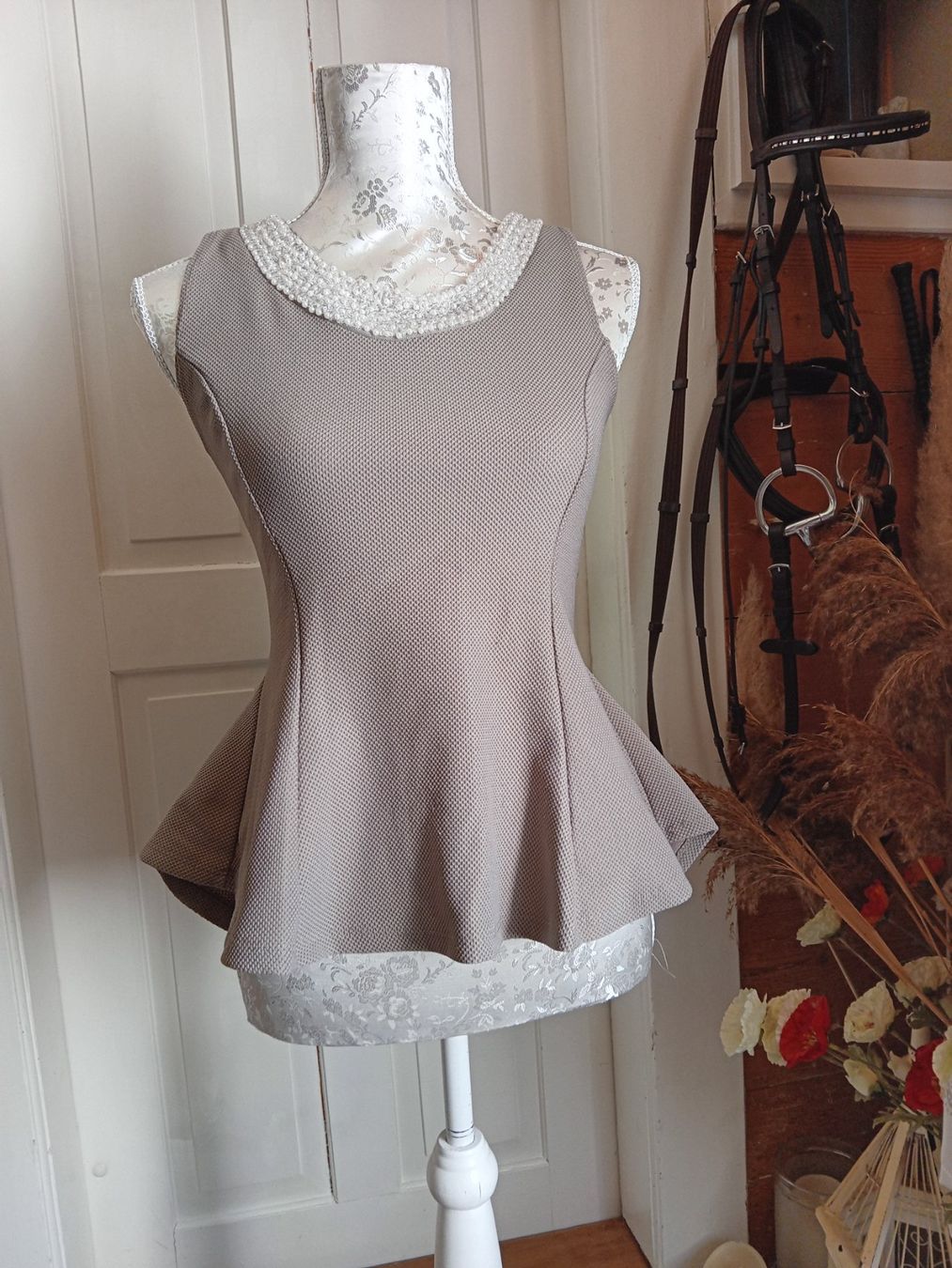 Tops: Elegantes Top mit Perlenkragen Gr. S – Gebraucht aus Rüthi (Rheintal) von titlis07