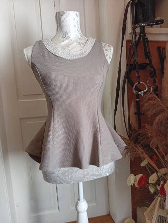 Elegantes Top mit Perlenkragen Gr. S