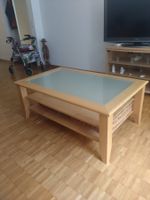Gut erhaltener Salontisch, mit Ablagefächern und 2 Körben