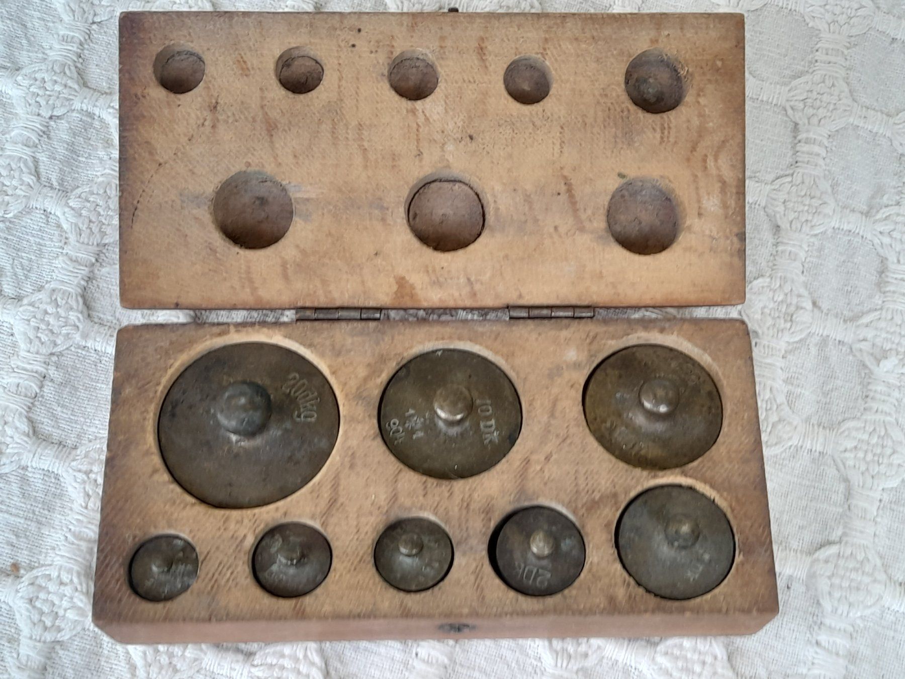 Bilance e pesi: Altes Gewichte-Set mit Holzkasten – Usato da Thun venduto da Treff.....e 1