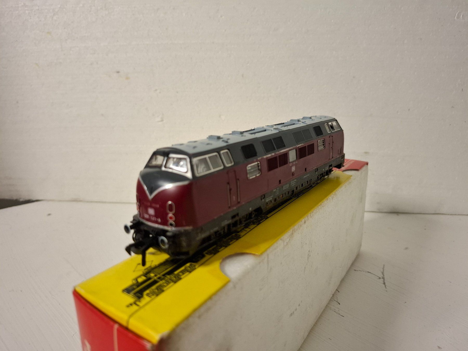 Fleischmann Modellini di ferrovie: Fleischmann H0 1384 DB BR 221 V200.1 rot, OVP – Usato da Dättlikon venduto da _Janis_1 2