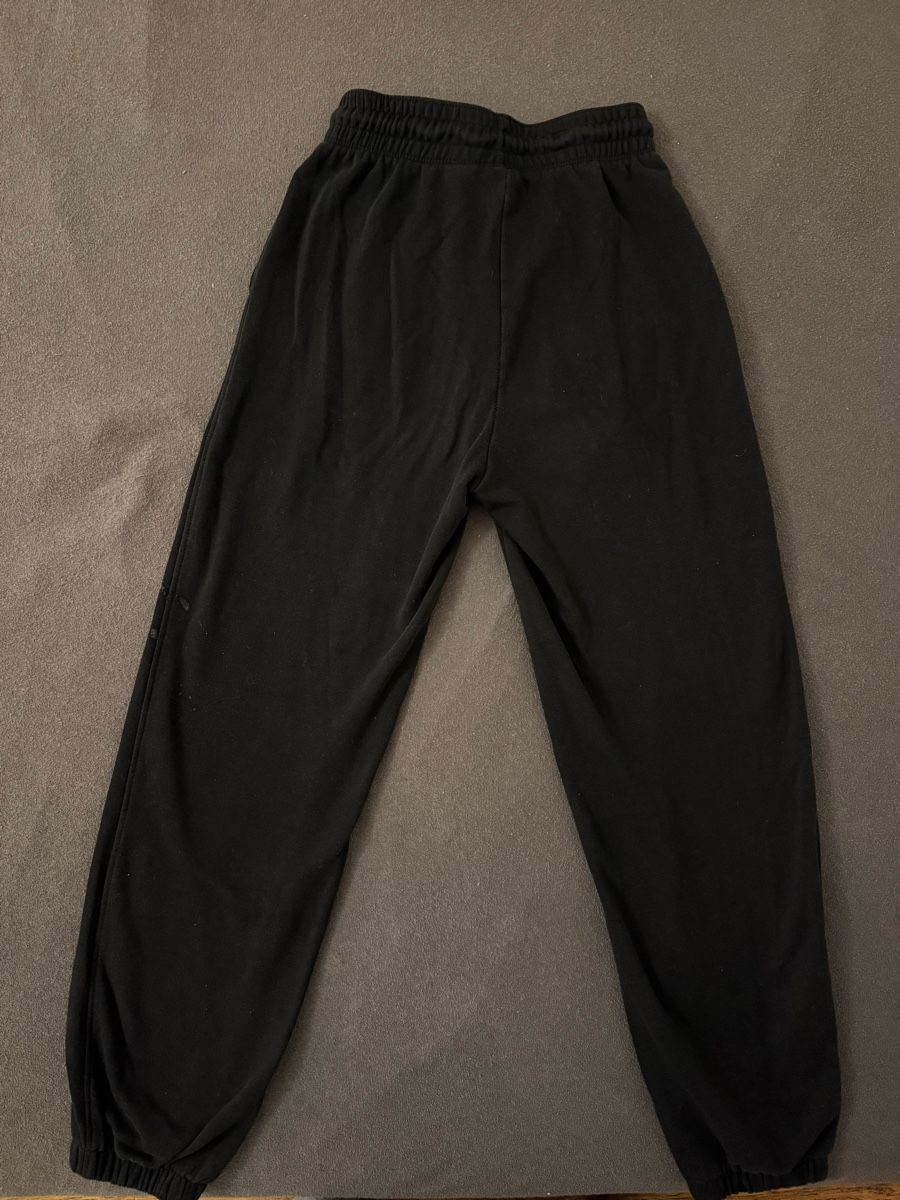 H&M Pantaloni: Schwarze H&M Jogginghose, Grösse XS – Usato da Zürich venduto da vallup_9 2