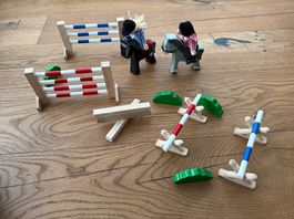 Holzspielzeug 2 Pferde mit Reiter und Hindernissen