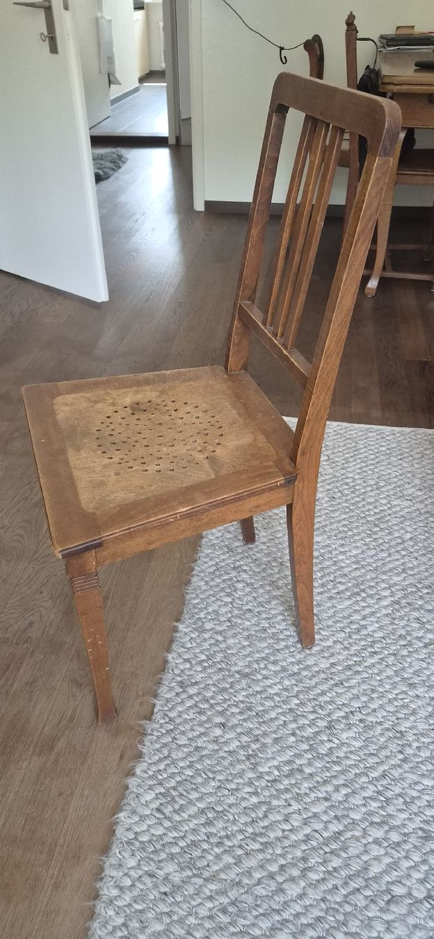 Chaises: Alter Stuhl, Holz, Sitzfläche mit Lochmuster, Einzelstück – D'occasion à Zürich par mar_typ2
