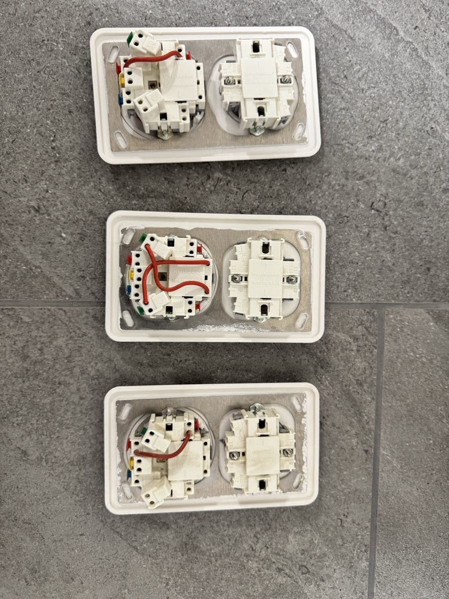 Interruttori: 3 Lichtschalter mit Steckdose weiss – Usato da Basel venduto da mar_nj7r 1